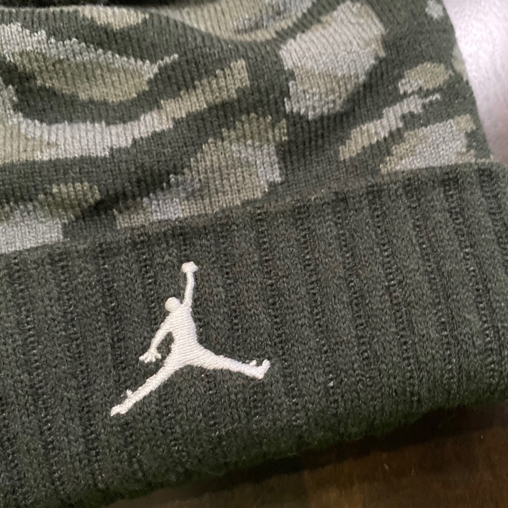 AIR JORDAN BEANIE POM BLACK/GRAY - Picture 3 of 5